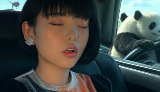 車の中で眠る女性