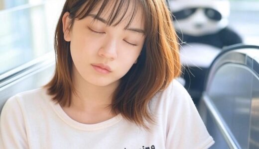 電車のホームで眠る女性