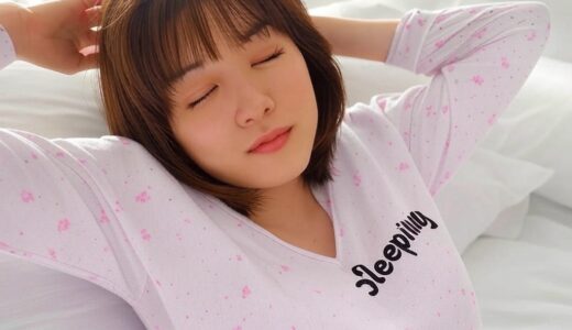 ソファで眠る女性
