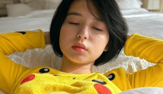 ピカチュウの服で眠る女性
